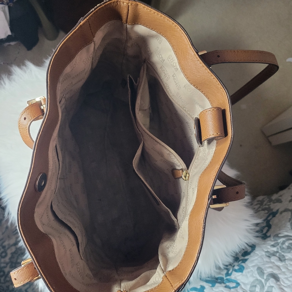 Micheal Kors Tote - Picture 9 of 10